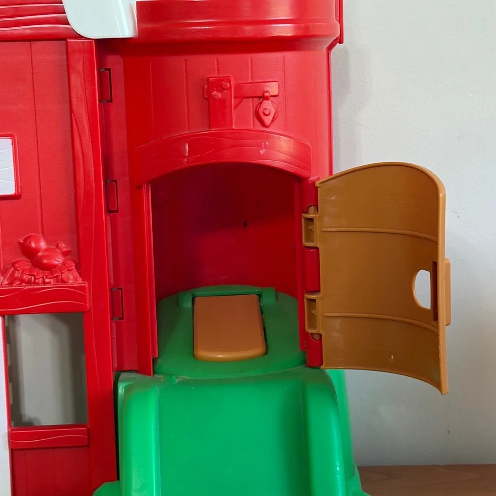2013 Fisher-Price Little People Animal Fun Sounds Farm Playset Red Barn Y3677